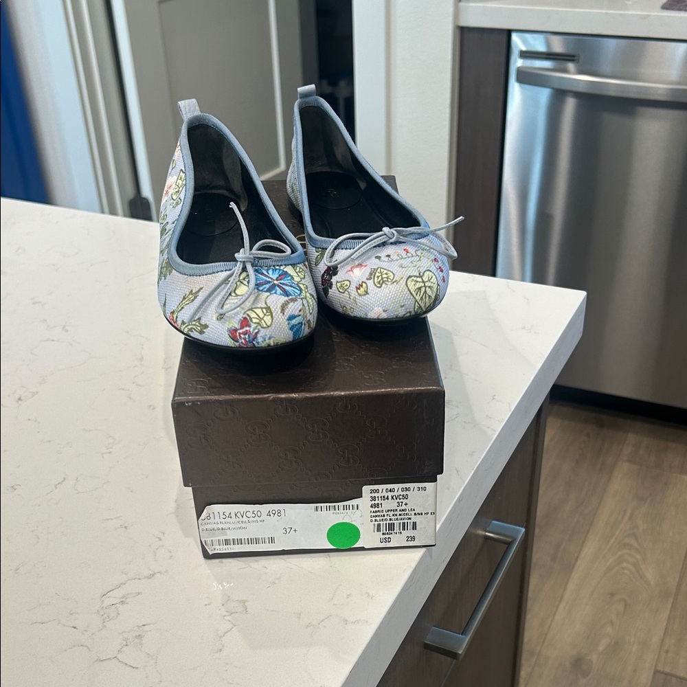 Gucci Floral Embroidered Flats - Gray